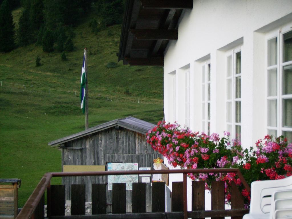 Rifugio Gardeccia Hutte Hotell Pozza di Fassa Exteriör bild