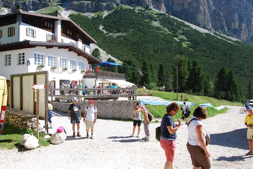 Rifugio Gardeccia Hutte Hotell Pozza di Fassa Exteriör bild