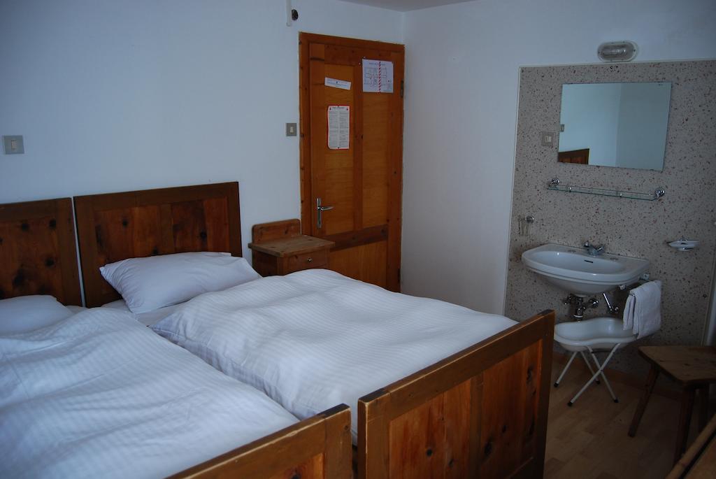 Rifugio Gardeccia Hutte Hotell Pozza di Fassa Rum bild