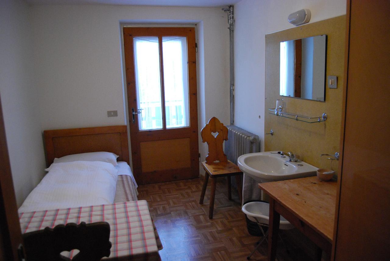 Rifugio Gardeccia Hutte Hotell Pozza di Fassa Rum bild